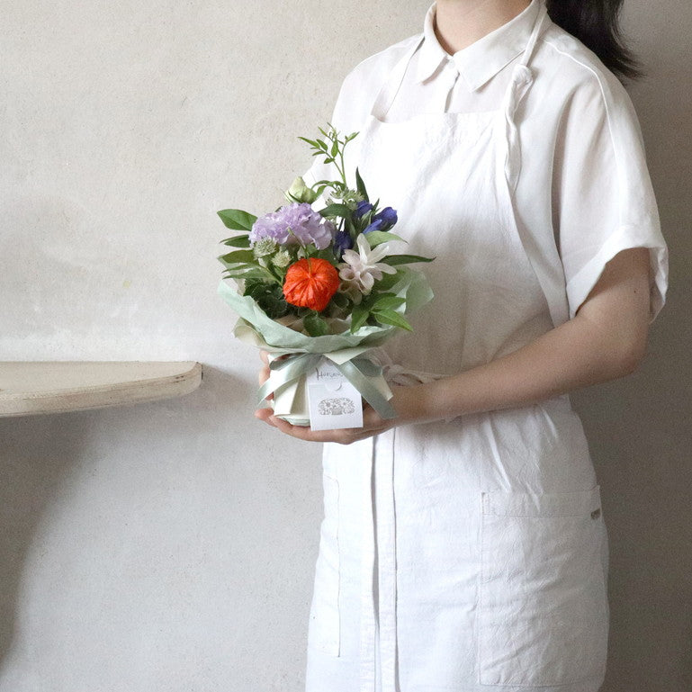 ほおずき お盆に 立つ花束