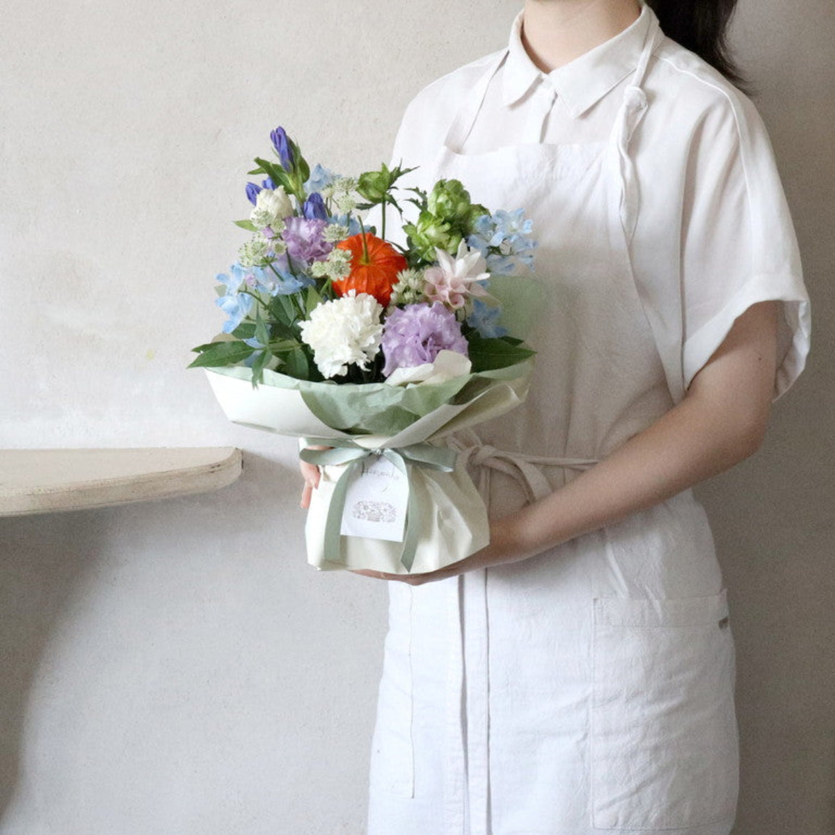 ほおずき お盆に 立つ花束