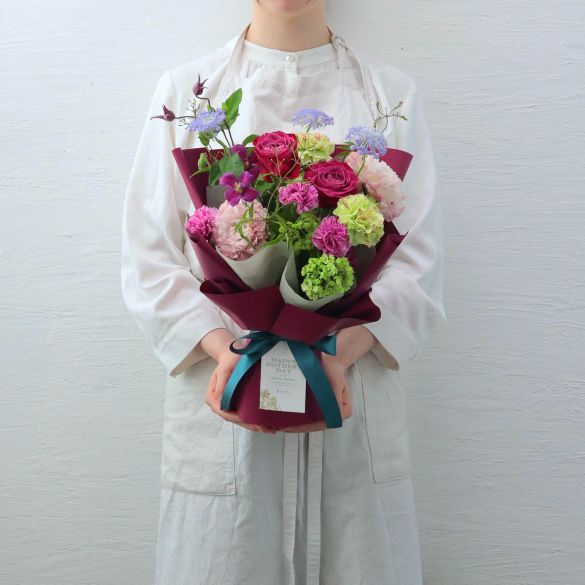 上品なロゼピンクの立つ花束