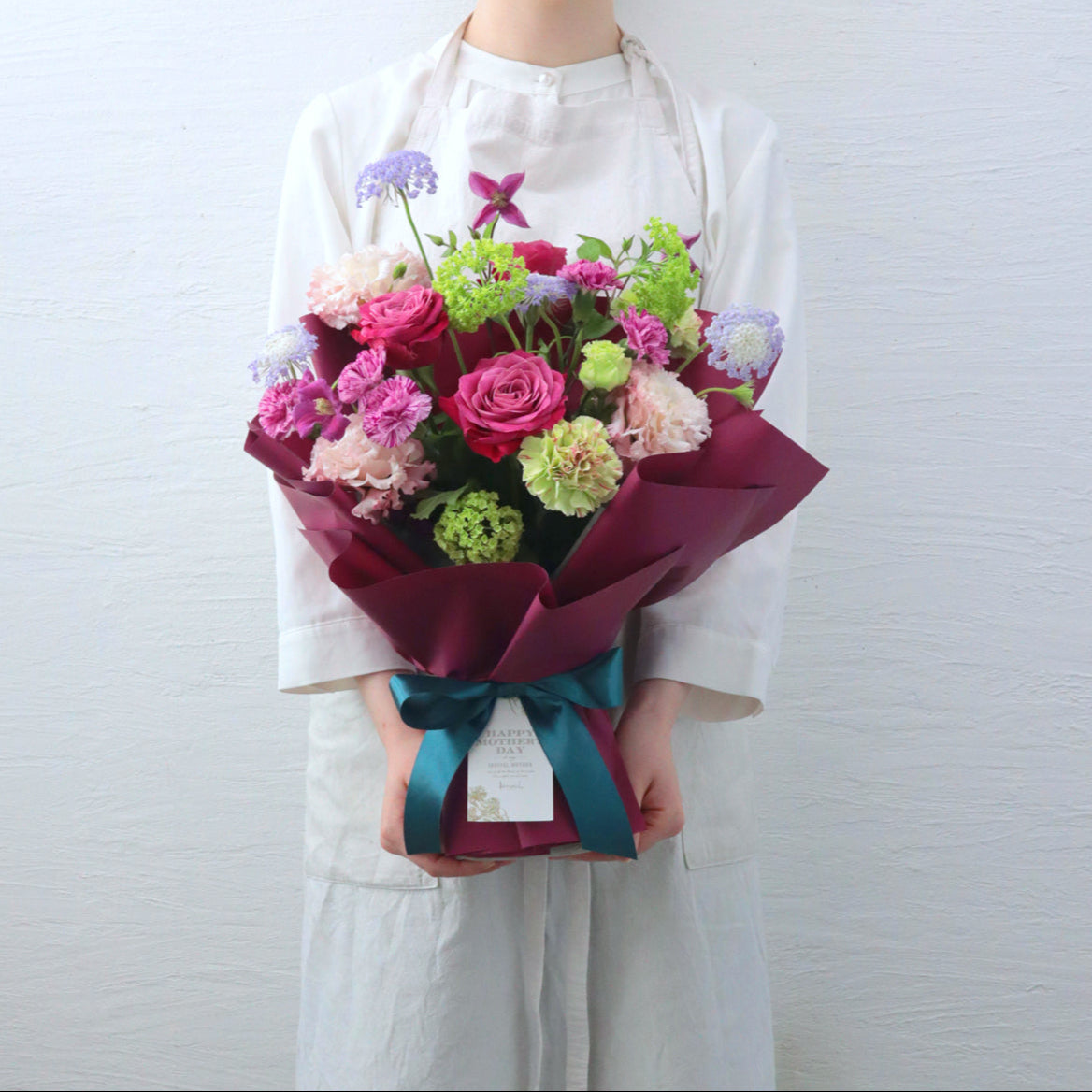 上品なロゼピンクの立つ花束