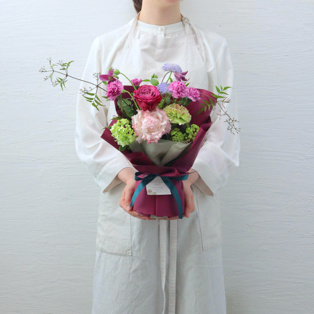 上品なロゼピンクの立つ花束