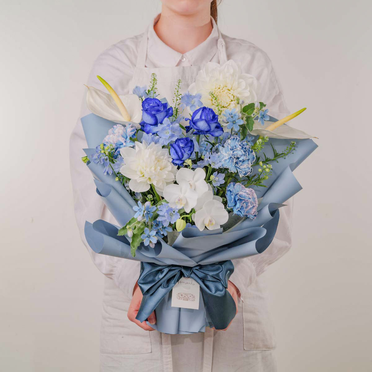 ブルーに染めた生花と大輪のさわやかな立つ花束