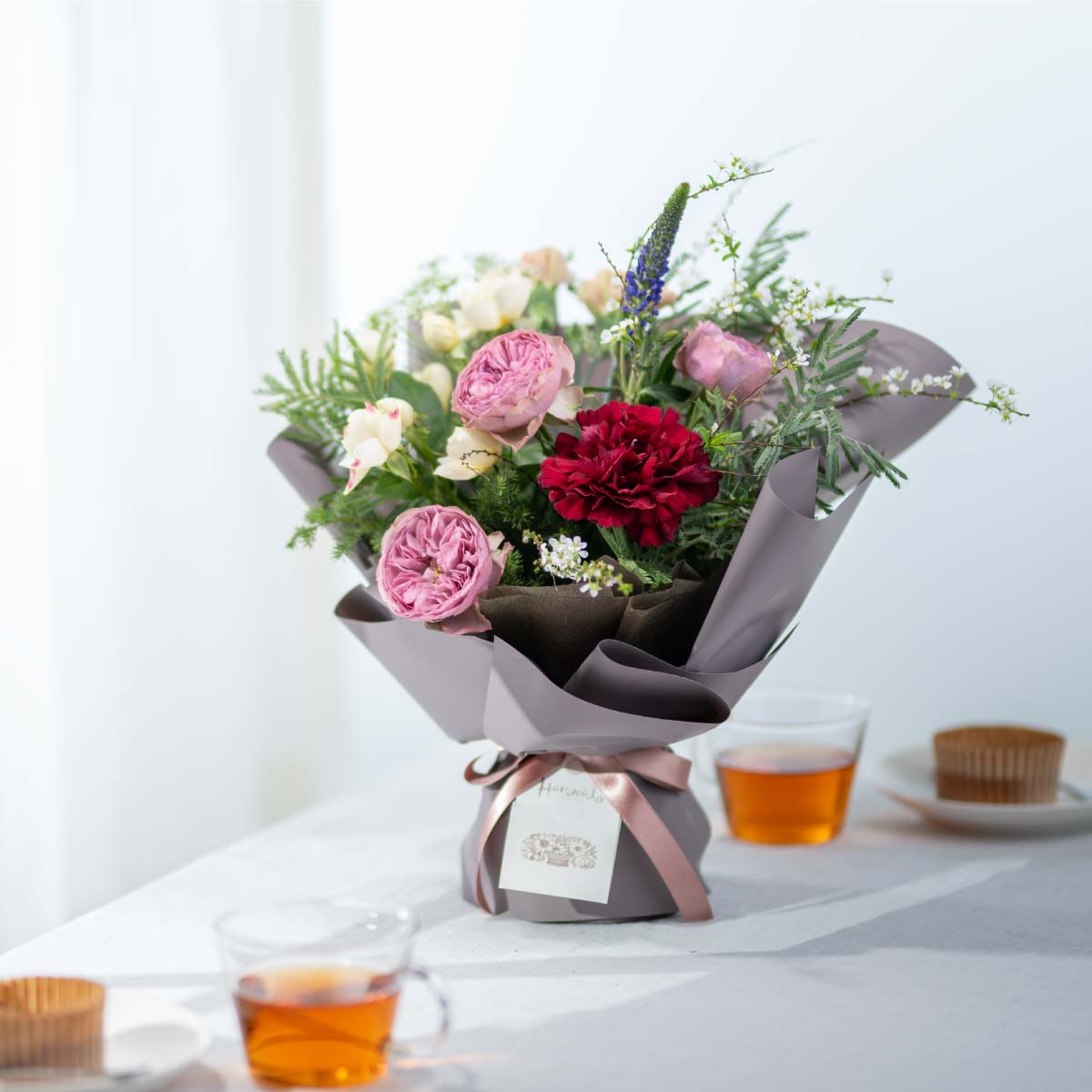 ブルーに染めた生花と大輪のさわやかな立つ花束