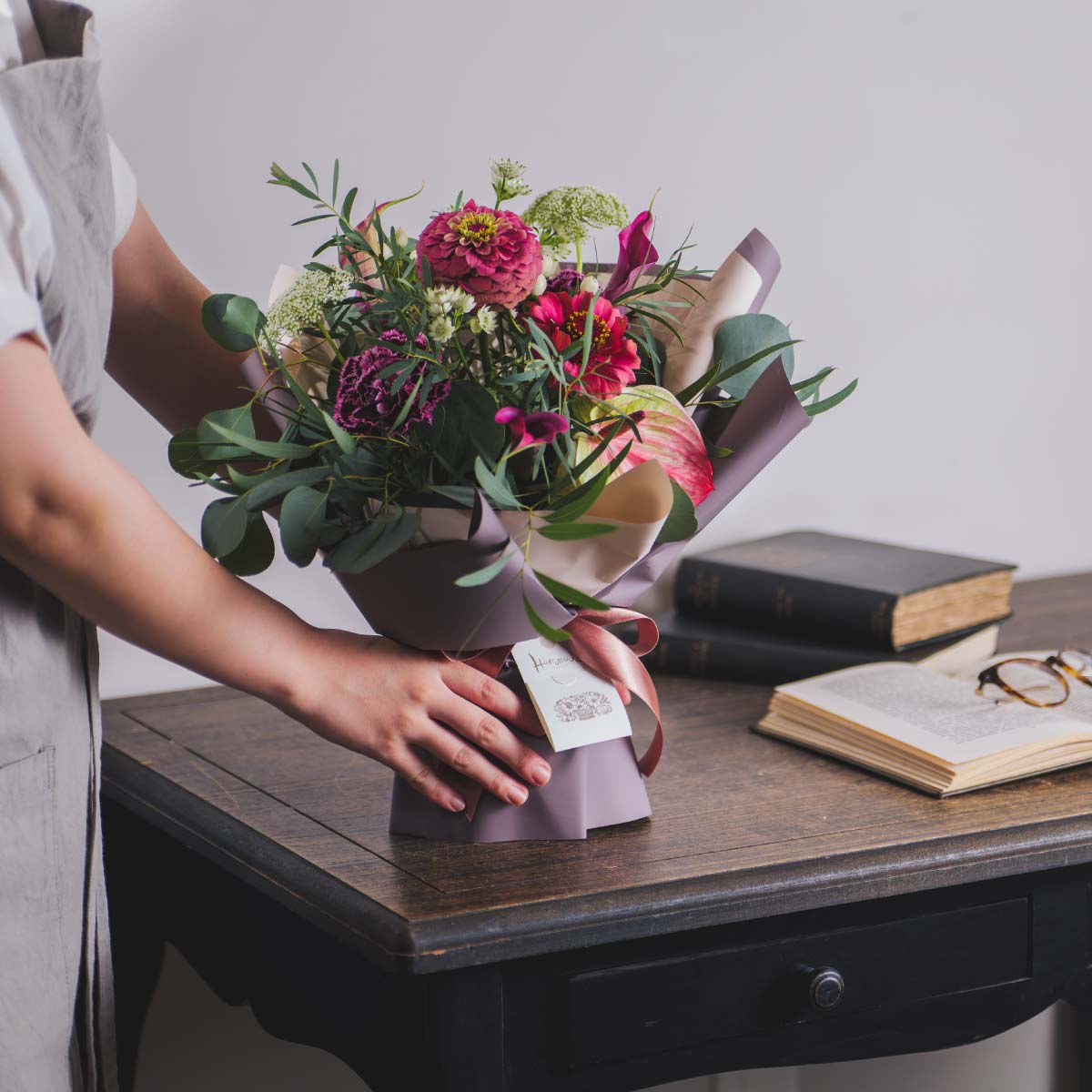 ブルーに染めた生花と大輪のさわやかな立つ花束