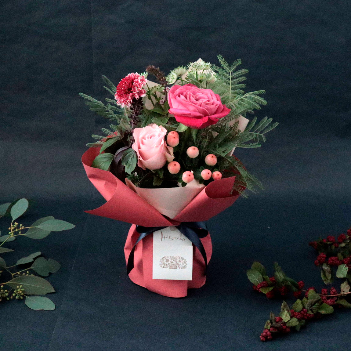 ピンクのバラの立つ花束