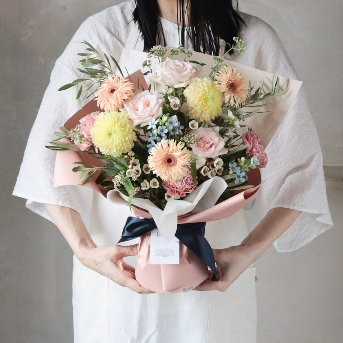 くすみピンク 秋の立つ花束