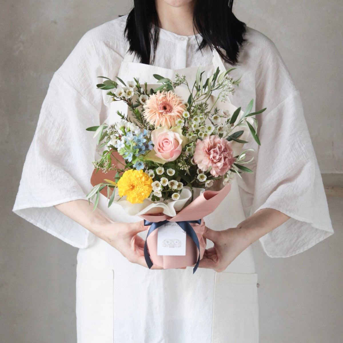 くすみピンク 秋の立つ花束