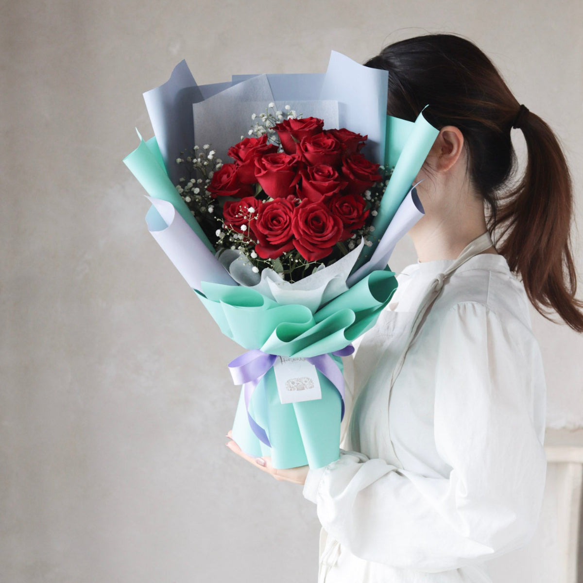 赤バラ12本＋カスミソウの花束― プリンセスカラーラッピング ―