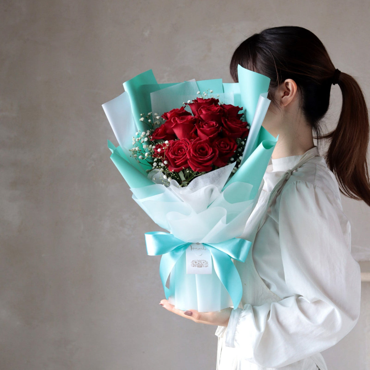 赤バラ12本＋カスミソウの花束― プリンセスカラーラッピング ―