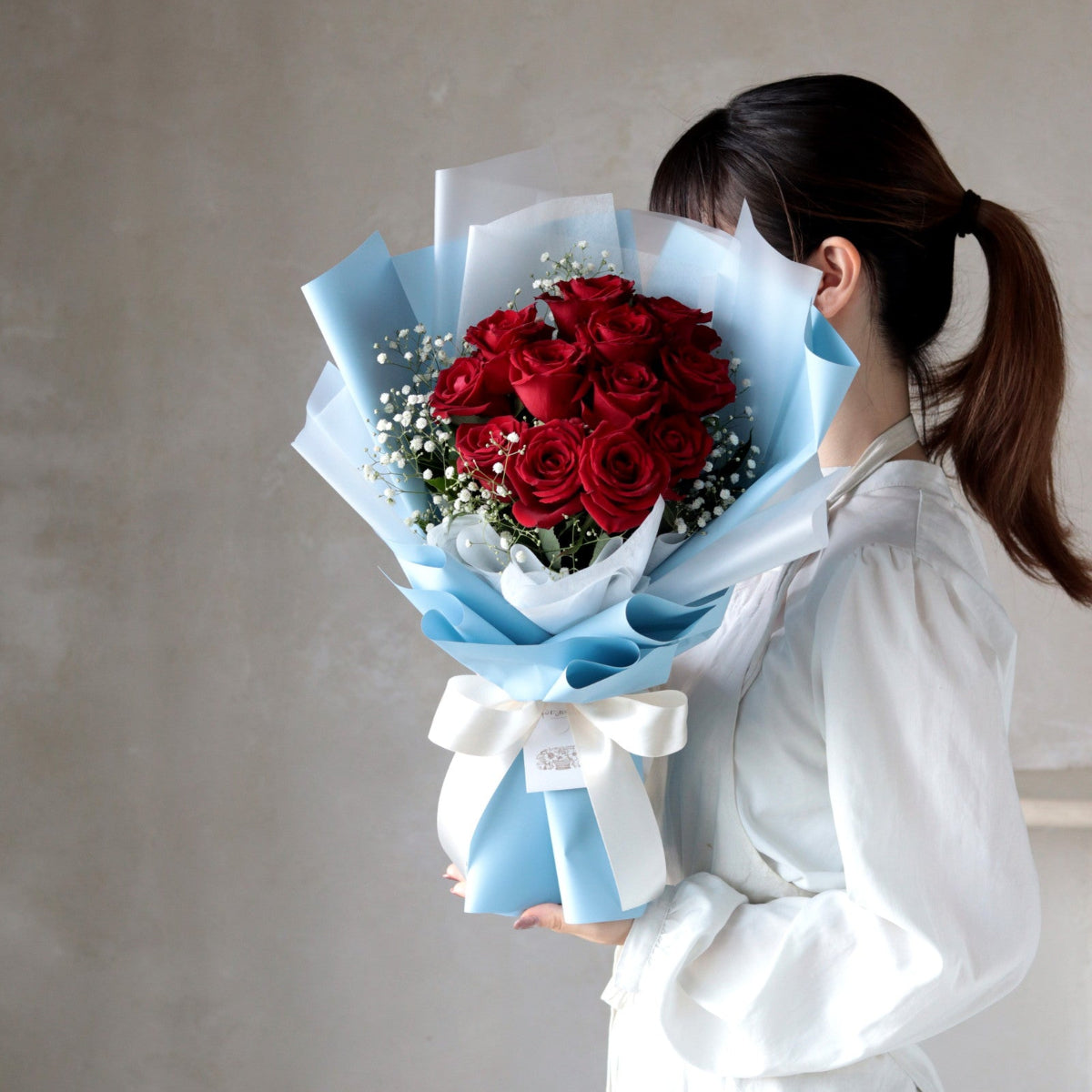 赤バラ12本＋カスミソウの花束― プリンセスカラーラッピング ―