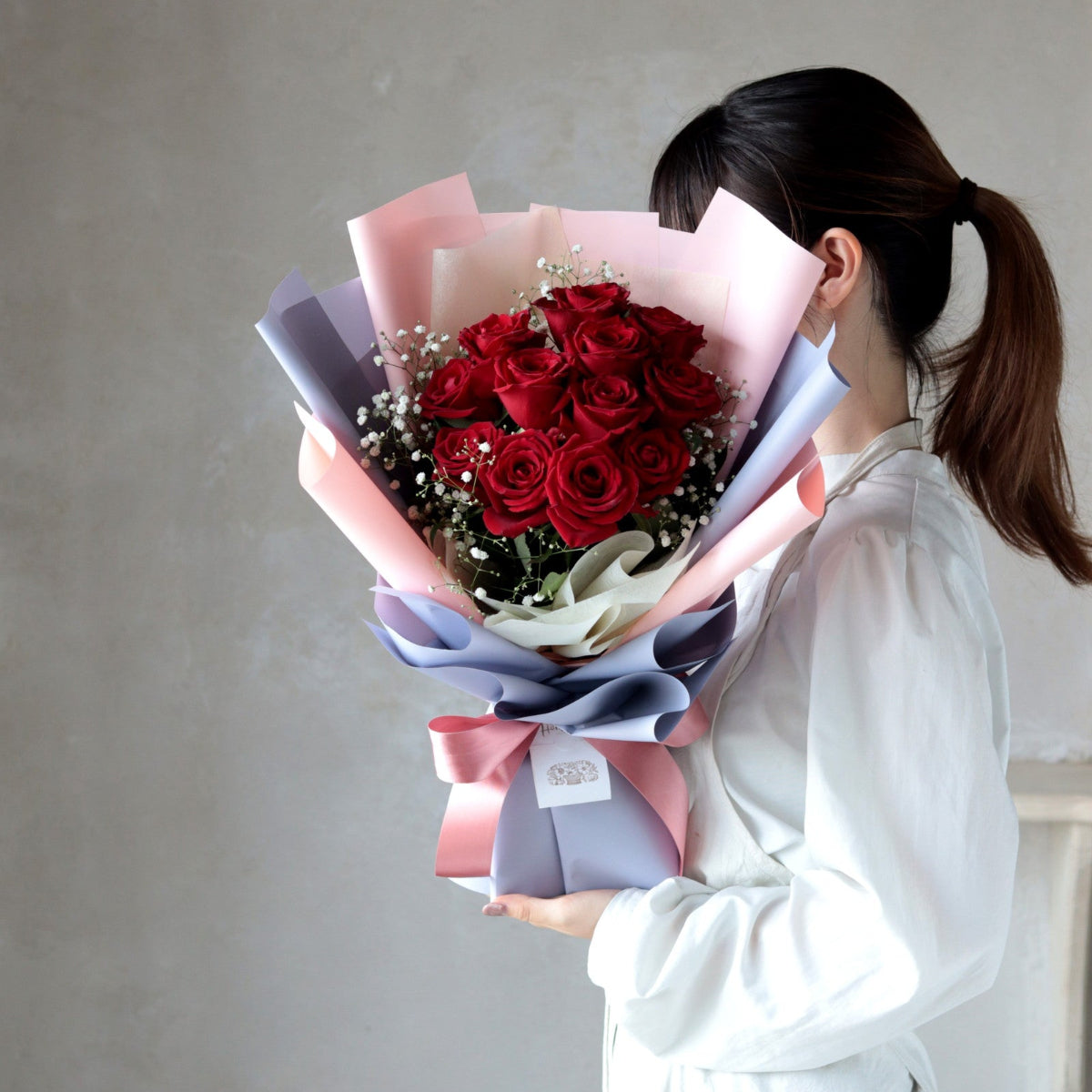 赤バラ12本＋カスミソウの花束― プリンセスカラーラッピング ―