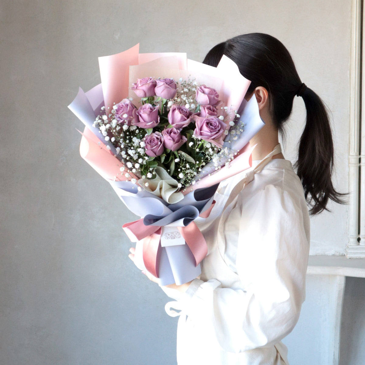 選べるバラ色12本＋カスミソウの花束― プリンセスカラーラッピング ―