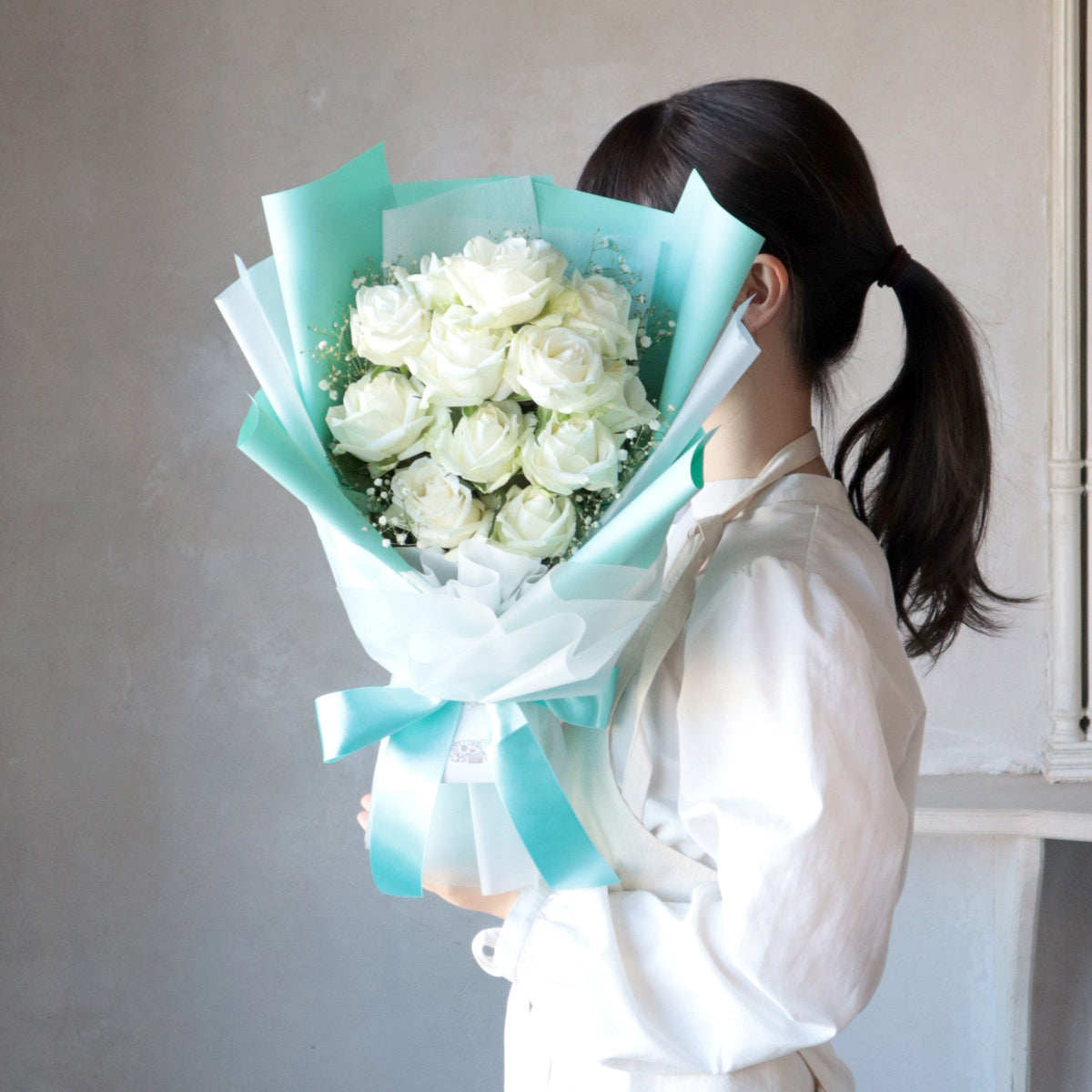 選べるバラ色12本＋カスミソウの花束― プリンセスカラーラッピング ―