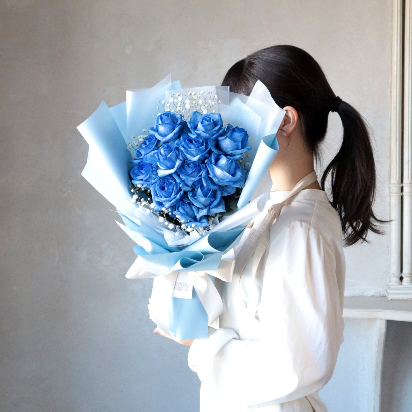 選べるバラ色12本＋カスミソウの花束― プリンセスカラーラッピング ―
