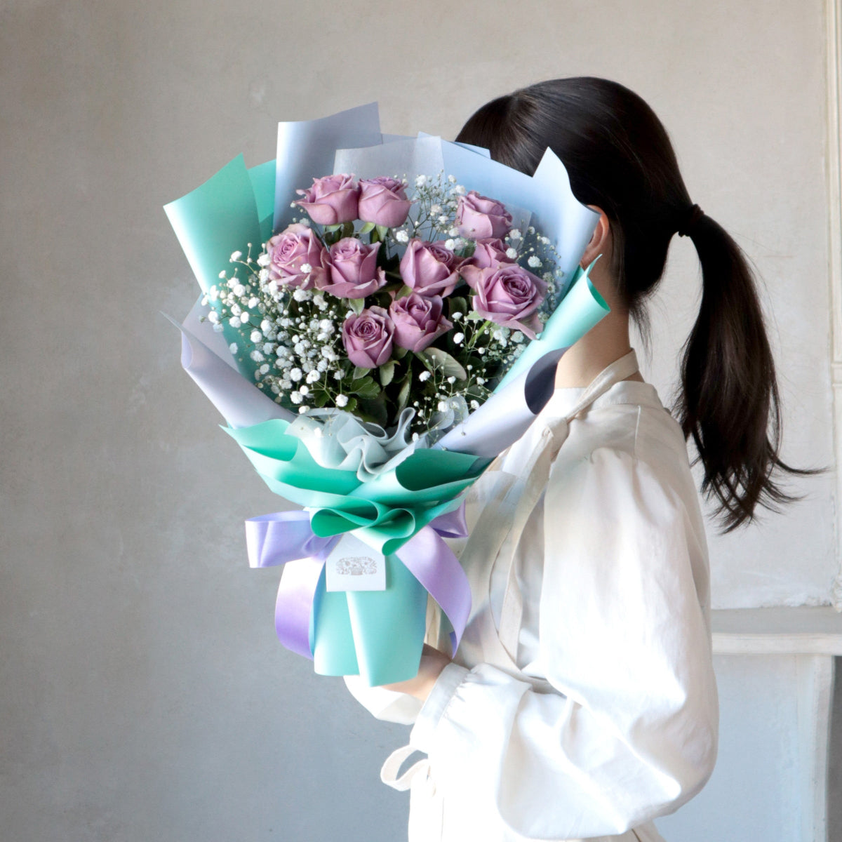 選べるバラ色12本＋カスミソウの花束― プリンセスカラーラッピング ―