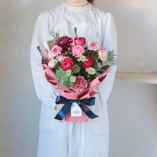 ピンクのバラの立つ花束