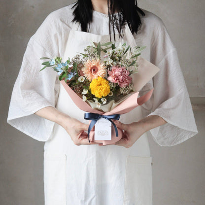 くすみピンク 秋の立つ花束