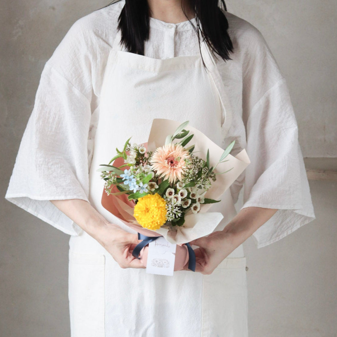 くすみピンク 秋の立つ花束