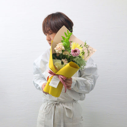 花束 イエローラッピング
