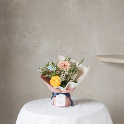 くすみピンク 秋の立つ花束