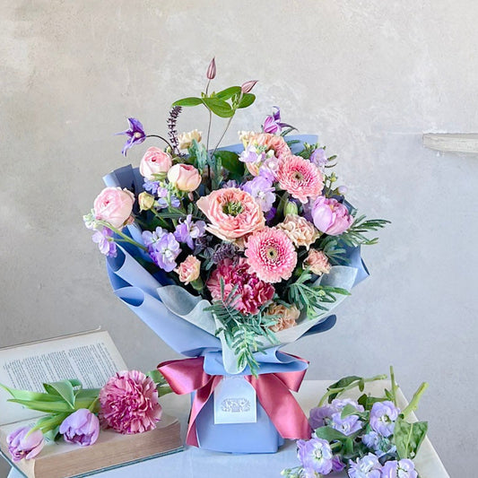 ピンクパープルの やさしい立つ花束