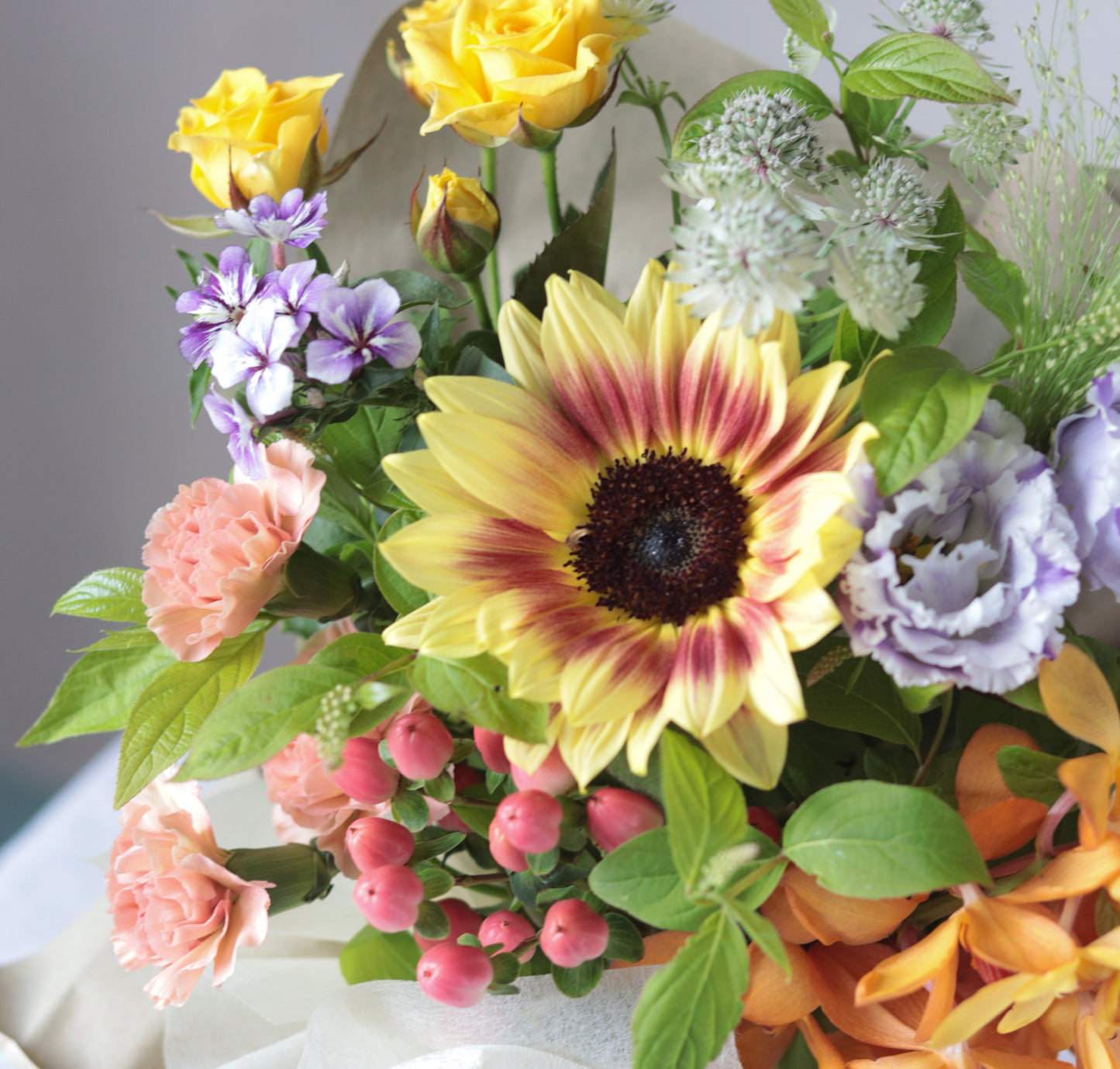 ひまわりの立つ花束