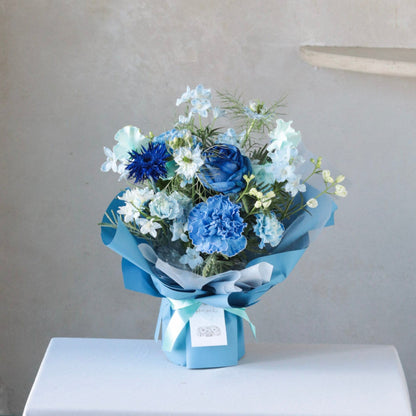 ブルーの立つ花束