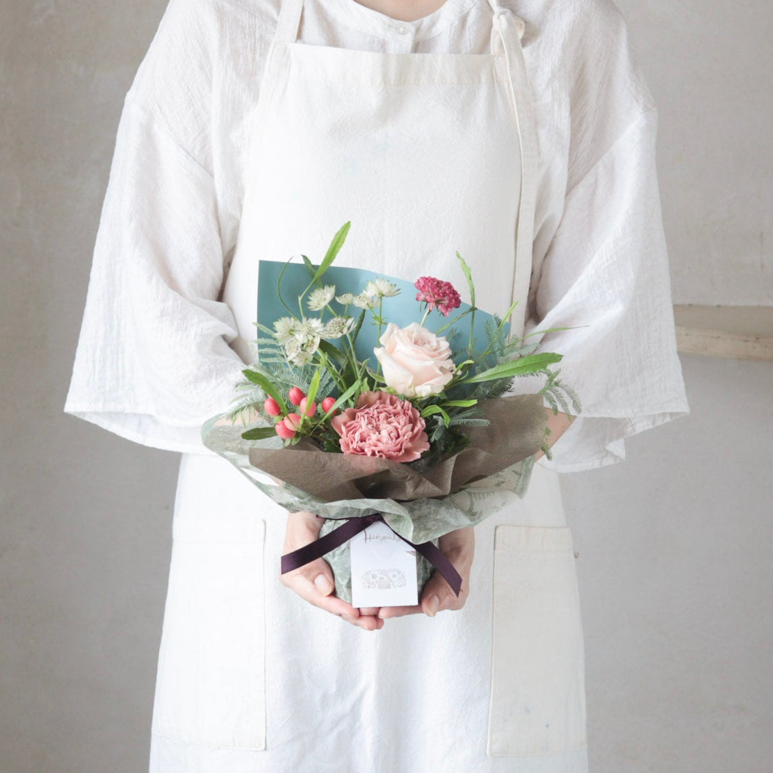 ピンクバラの立つ花束